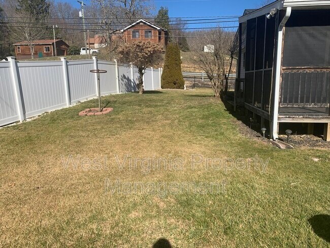 Building Photo - 563 Glenview Rd