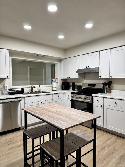 Building Photo - 2222 W Morningside Dr