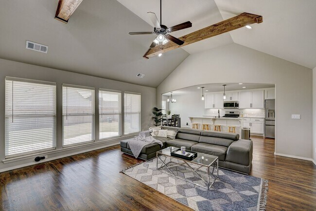 Building Photo - Beautiful Fully Furnished Home in Broken Arrow!