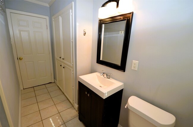 Building Photo - 1902 Coulcrest Dr