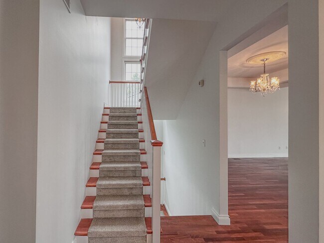 Building Photo - Lakeside Living!