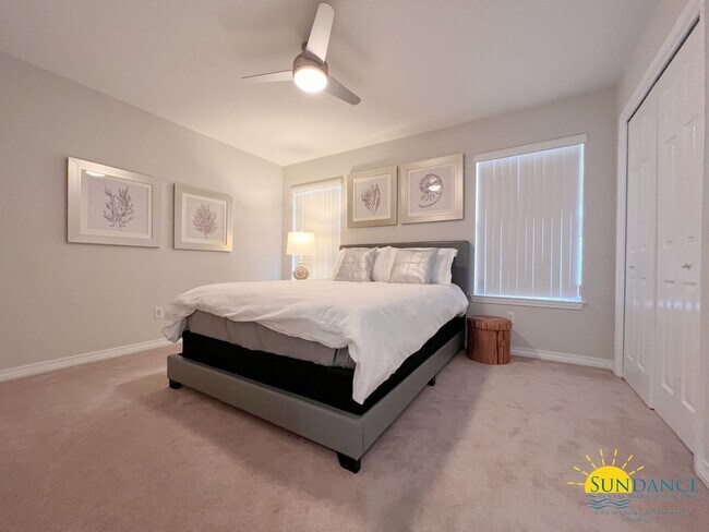 Building Photo - Custom Furnished 4 bed 3.5 bath in Emerald Bay!