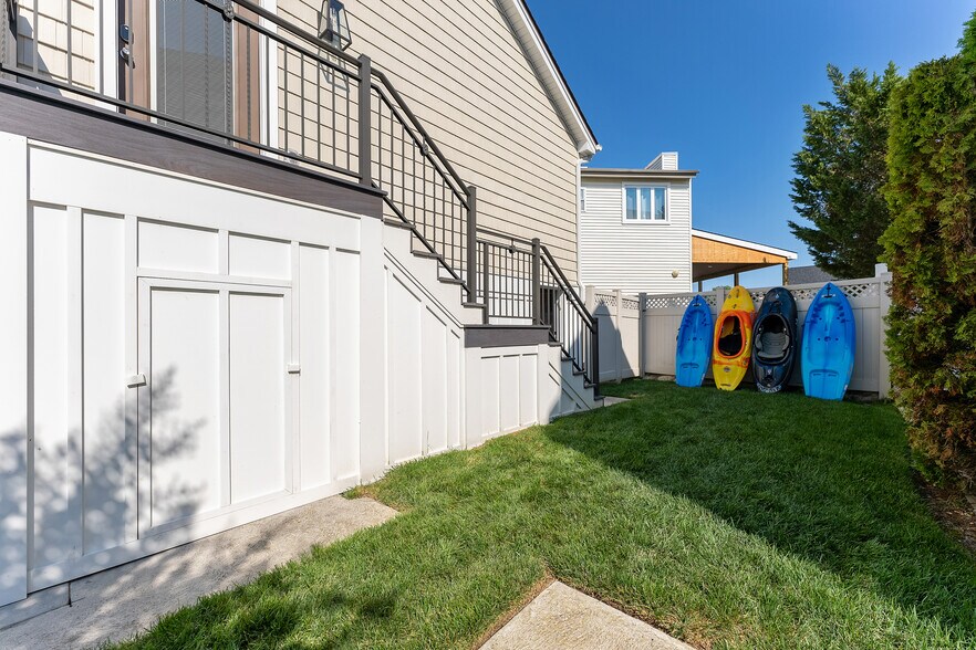 Building Photo - 7600 Bayshore Dr