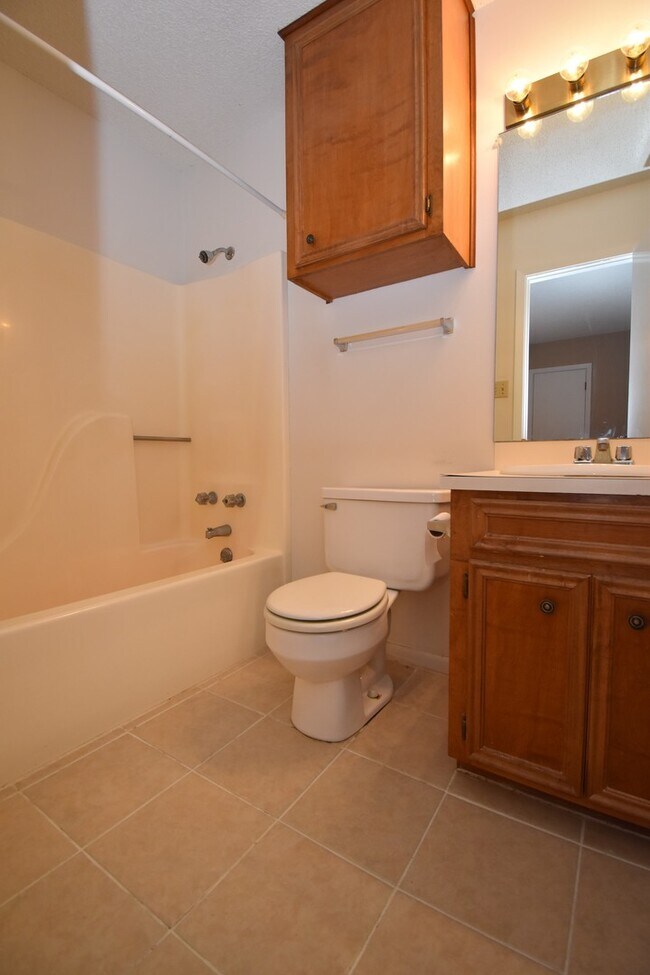 Building Photo - Centrally Located 2 Bedroom 2 Bath House