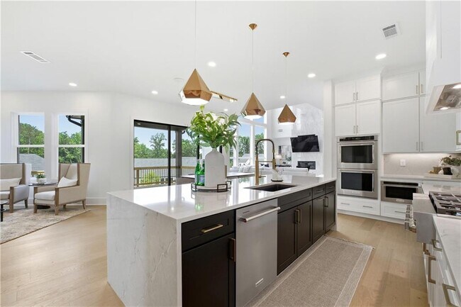 Building Photo - 4510 Hawthorn Cir