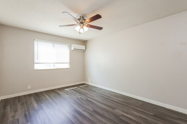 Building Photo - 5902 Woodview Dr