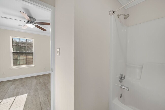 Building Photo - Crown Moulding********* Renovated 3 Bedroom 2 Bath********* Granite Countertops