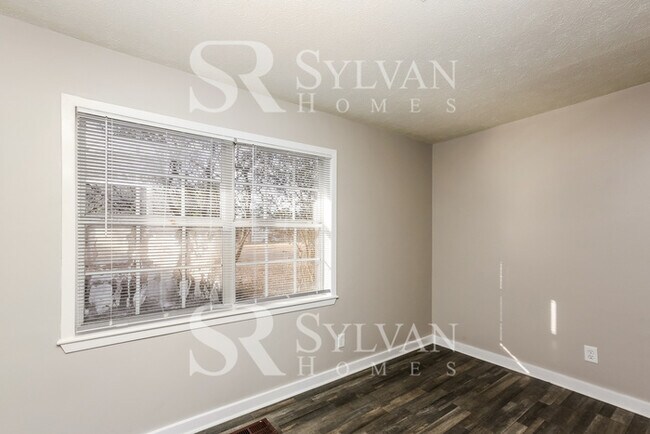 Building Photo - This 3 bedroom, 2 bathroom home on approxi...