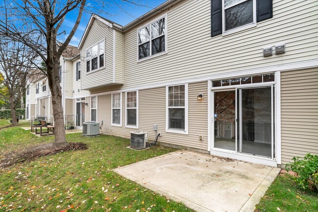 Building Photo - Spacious 2-Bedroom Townhome in St. Charles...