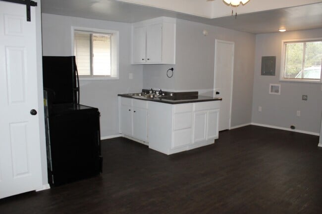 Building Photo - STUDIO GARAGE APARTMENT, ALL BILLS PAID
