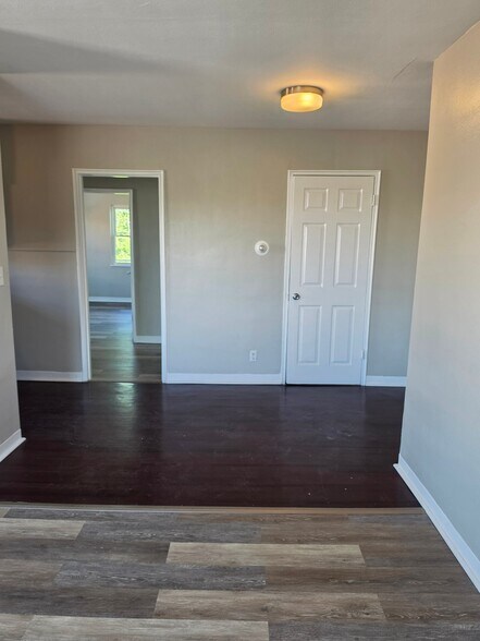 Building Photo - 829 Uhrig Ave