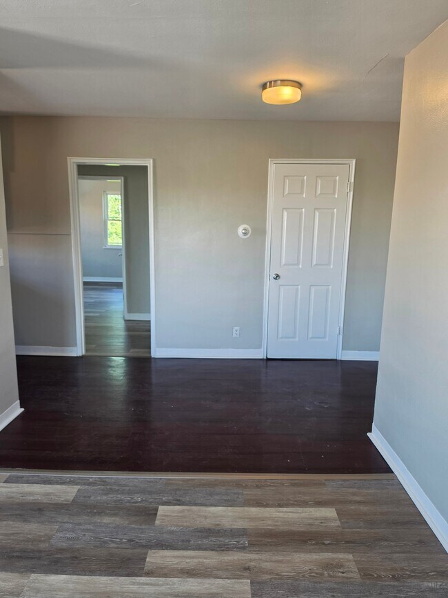 Building Photo - 829 Uhrig Ave