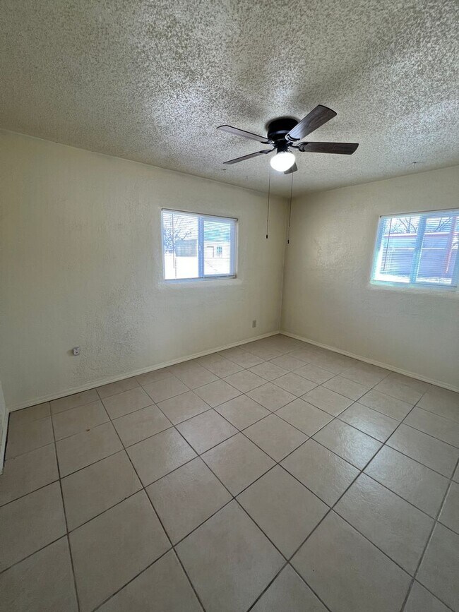 Building Photo - Nice 3 bedroom 1 3/4 Bath 2 Car Garage with large front and back yard!