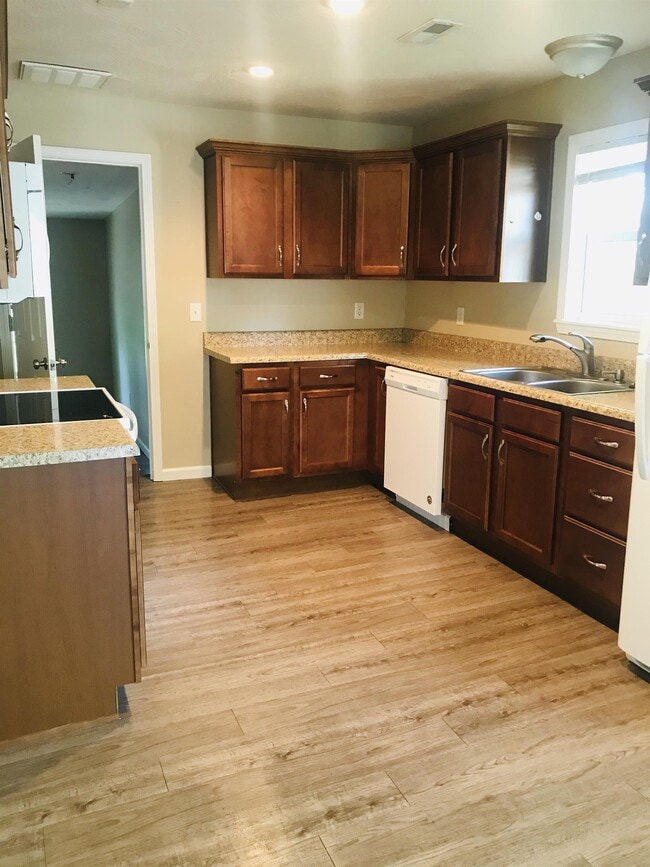 Building Photo - 1515 N Western Ave