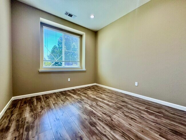 Building Photo - 6576 S Mariposa Ct