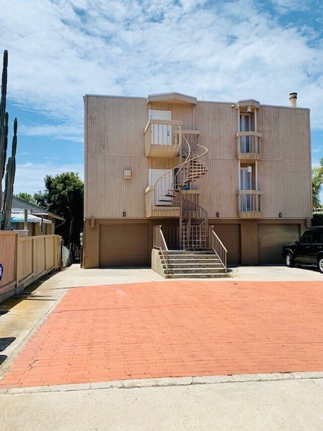 Building Photo - LIVE IN LA JOLLA! LOVELY TOWNHOME WITH BEA...