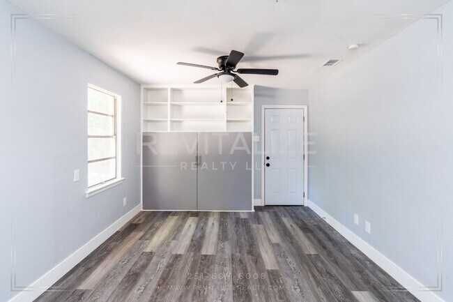 Building Photo - Updated 3 Bed / 1 Bath Ranch-Style Home