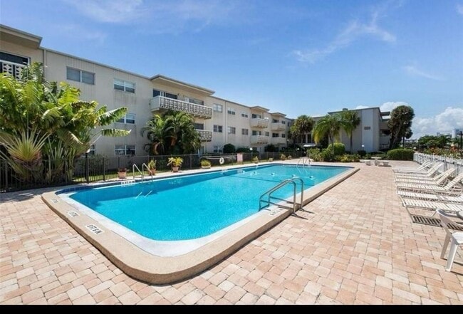 Building Photo - 223 Columbia Dr