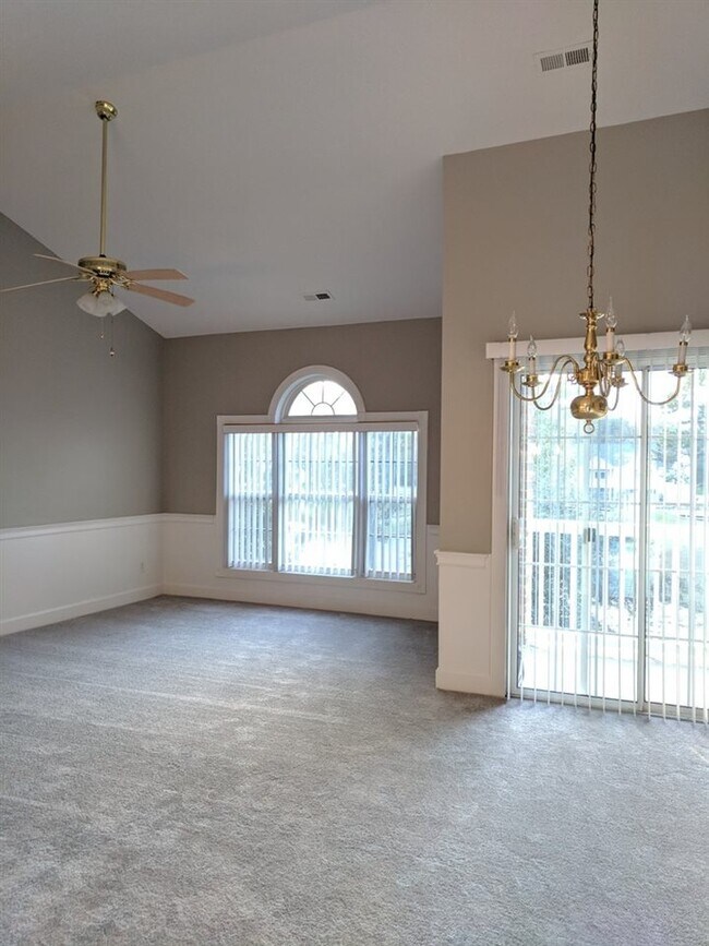 Building Photo - 670 Riverwalk Dr