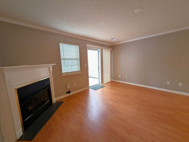 Building Photo - Charming, townhome located in the Bennington Place Community in Charlotte!