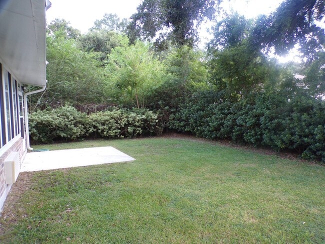 Building Photo - Spacious 3BR with Sunroom & Eat-In Kitchen – Holsberry Estates