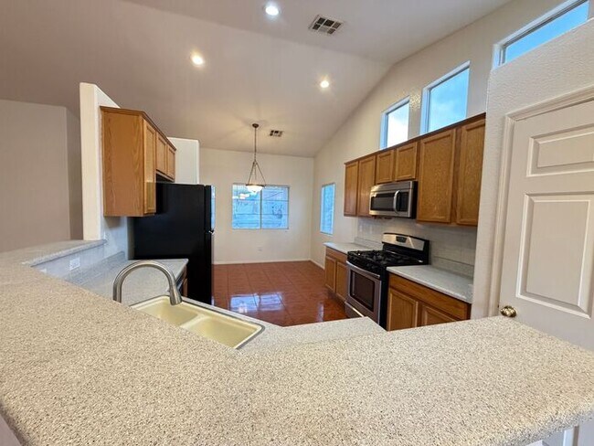 Building Photo - Carry Over Showing: This property has been shown before and will be rented to the first most qual...