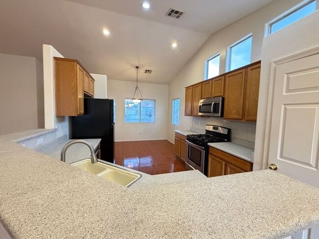 Building Photo - This proeprty has been shown before and will be leased to the first qualified applicant. To sched...