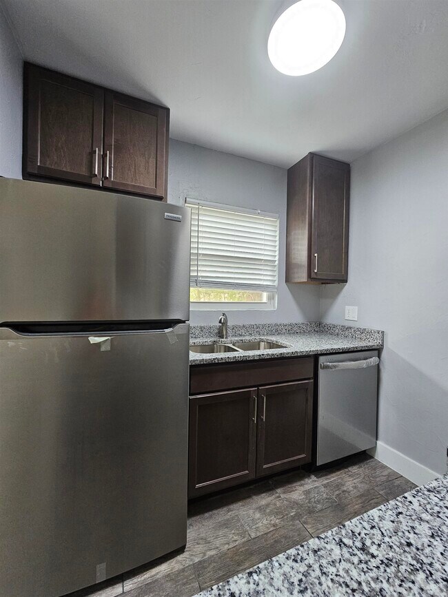 Building Photo - 1530 Live Oak Dr