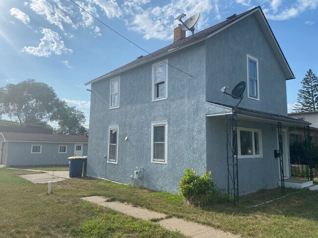 Building Photo - Stylishly Renovated Charming Home on 215 7...