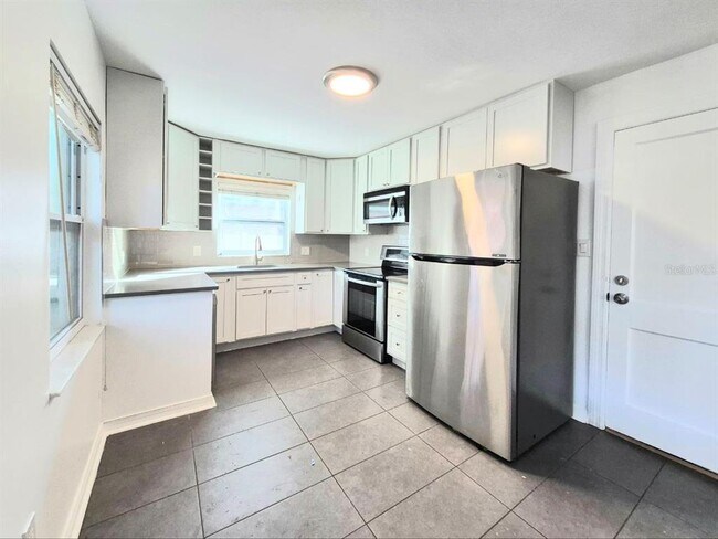 Building Photo - 2617 W Watrous Ave