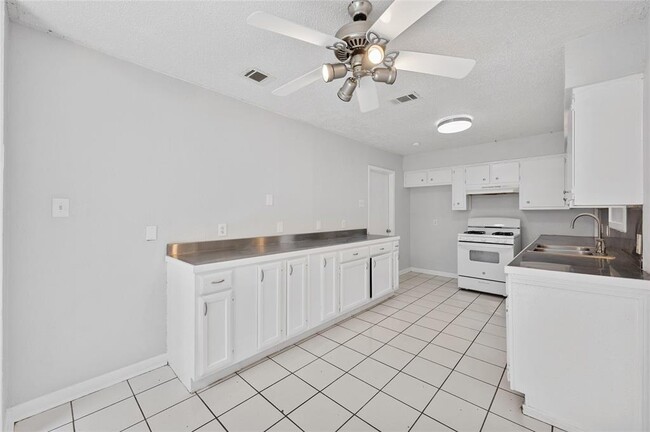 Building Photo - 5502 Salem Walk Dr