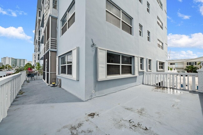 Building Photo - 2829 NE 33rd Ct