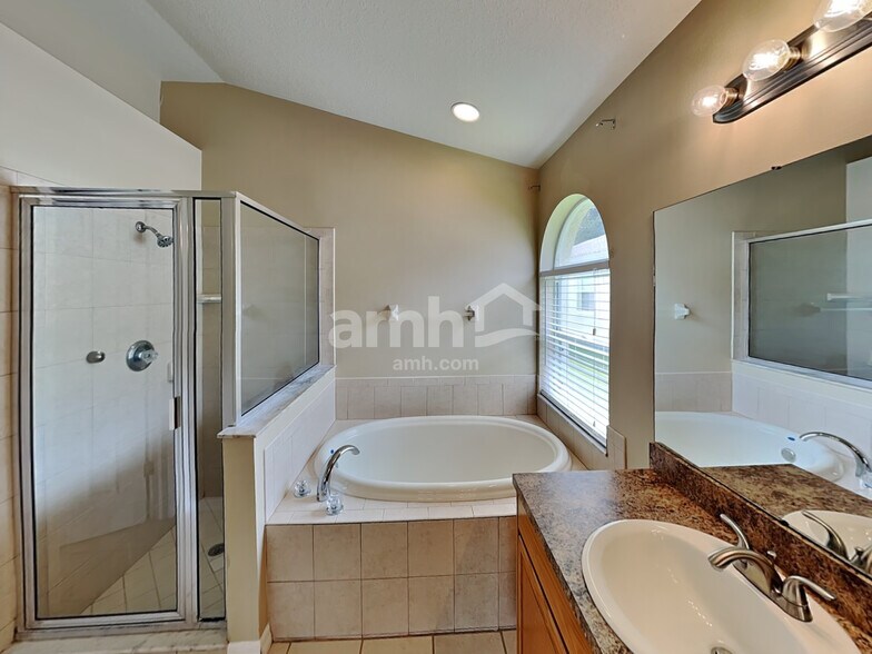 Building Photo - 15505 Martinmeadow Dr
