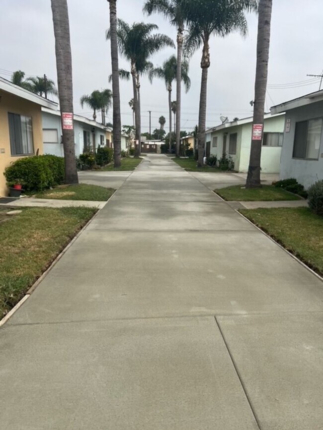 Building Photo - 2 BDRM, 1 BA WITH PRIVATE YARD AND GARAGE!