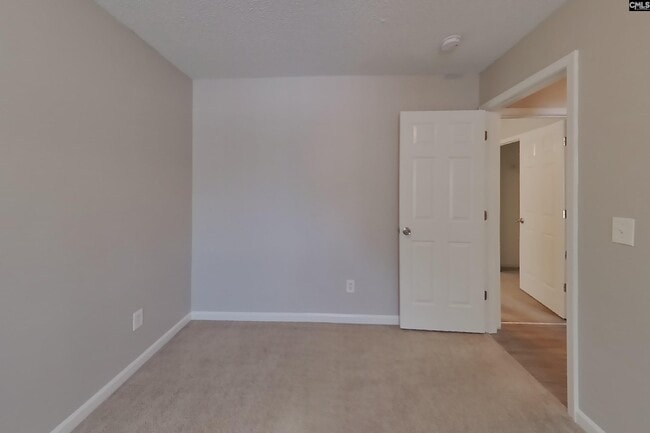 Building Photo - 120 Oakbrook Village Rd