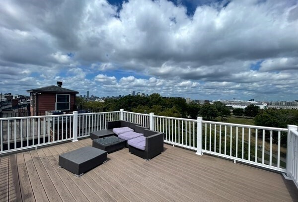 Building Photo - 821 E Broadway