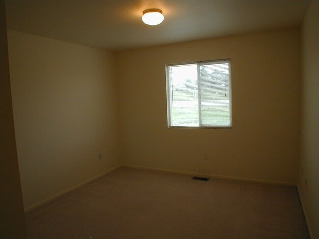 Building Photo - House For Lease