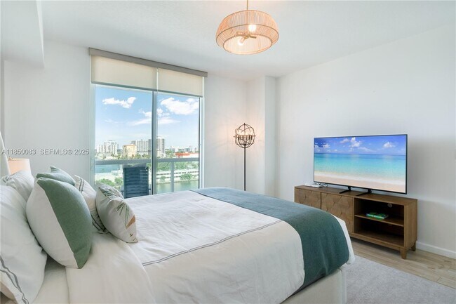 Building Photo - 7910 Harbor Island Dr