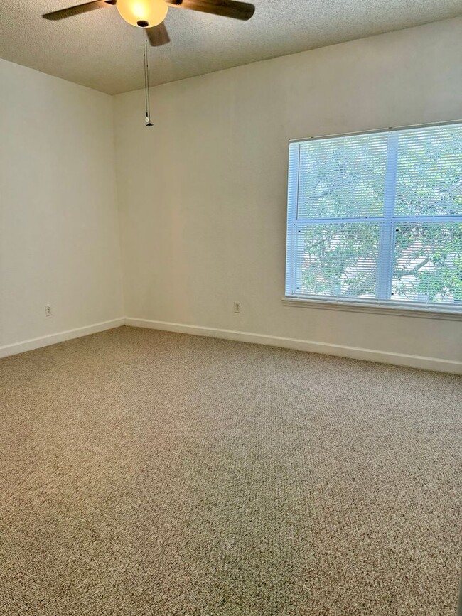 Building Photo - Harbour Island Townhome
