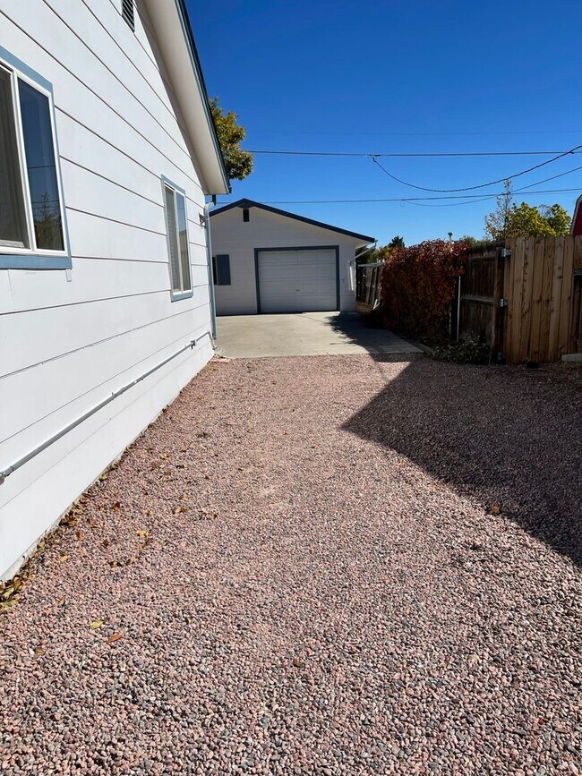 Building Photo - 3 bedroom 1.5 bath with a Large Detached G...