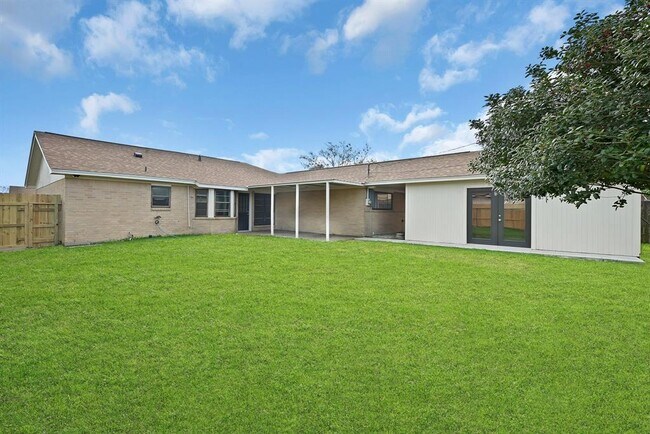 Building Photo - 4515 Larch Dr