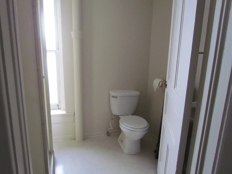 Building Photo - 327 E Cherry St