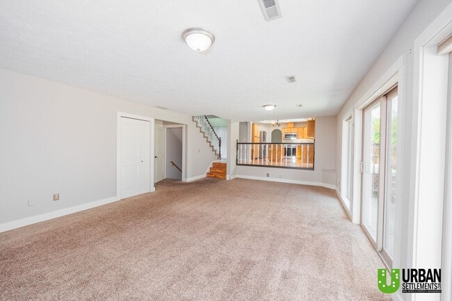Building Photo - Spacious 4 bedroom and 3 bathroom house fo...