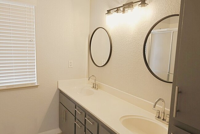 Building Photo - 2 Bedroom 2 Bath Roseville Home