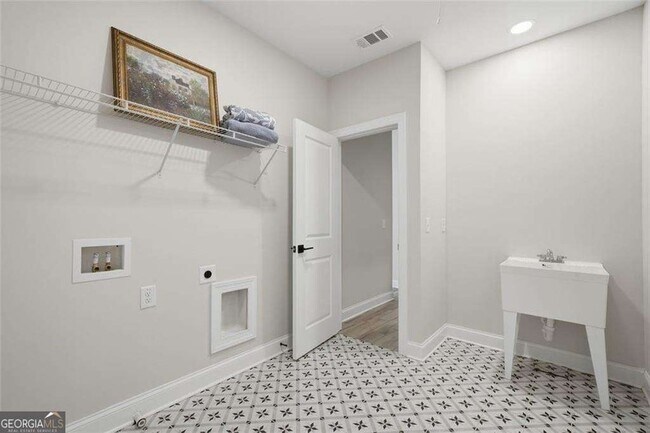 Building Photo - 401 Oakleigh Ave