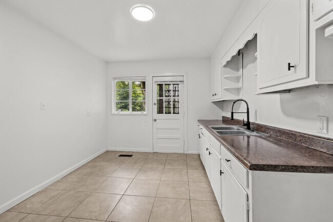 Building Photo - Beautiful 3 Bedroom 2 Bathroom