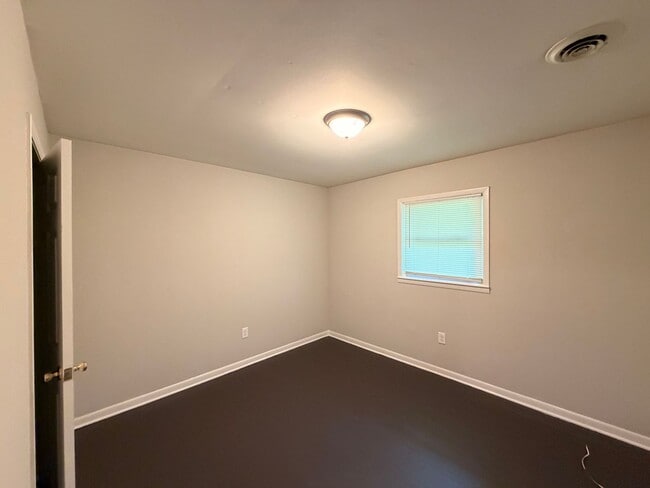 Building Photo - 1706 Minerva Dr