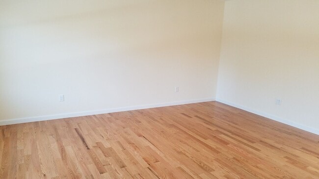 Building Photo - 2 Bedroom 1 1/2 Bath Condo