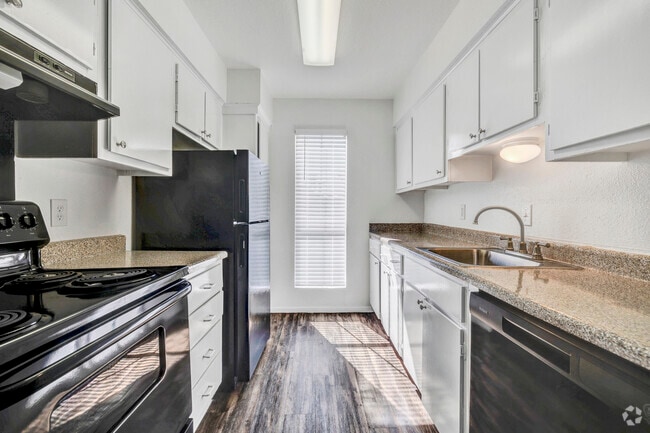 2BR, 1BA - 900SF - Kitchen - Crossings at St. Charles