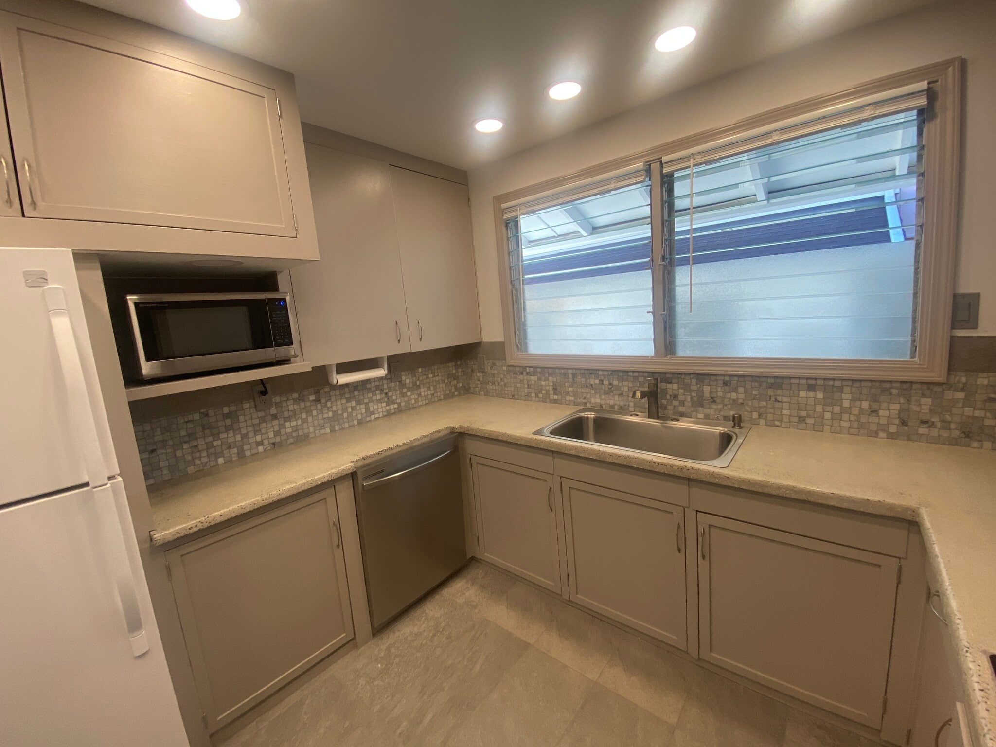 Kitchen sink, dishwasher, microwave - 3716 Claudine St